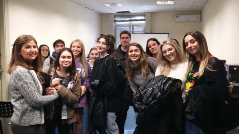 Curso de formación de usuarios en la Biblioteca.  
Gracias a la docente, María José Constanzo, que nos acompañó esta mañana con sus alumnos de la Materia Traducción II.