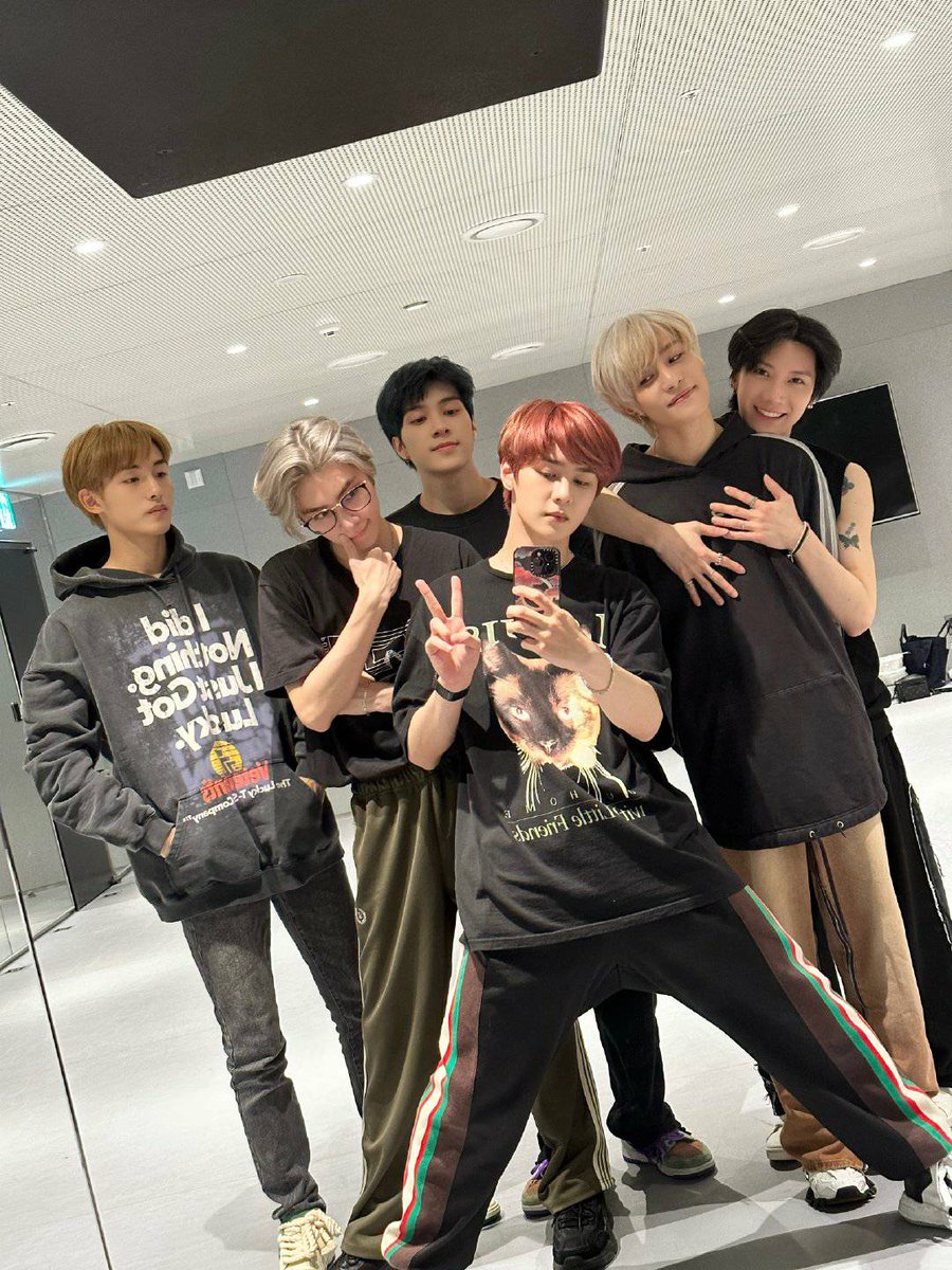 WayVLand_TH's tweet photo. #wayvofficial 20220929 IG &amp; Weibo Update

[TRANS] Mirror mirror on the wall, ใครกันหล่อที่สุดในโลก?🪞😎

📍IG: https://t.co/crmGuzJfaL
📍Weibo: https://t.co/tZO7zB7Qbh

#WayV #WeiShenV #威神V https://t.co/YxdU3wXEay