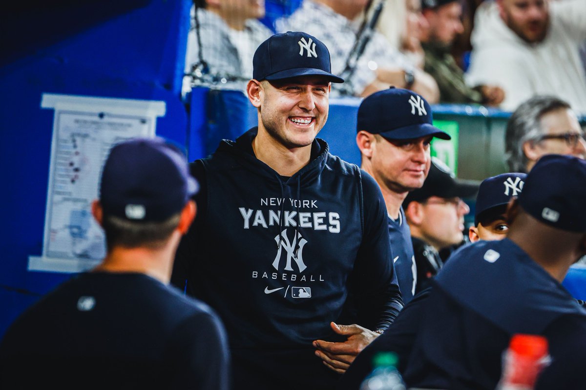 Yankees's tweet photo. Can't forget to congratulate @ARizzo44 on his first managerial W! 👏 https://t.co/p8Viqwt1Ef
