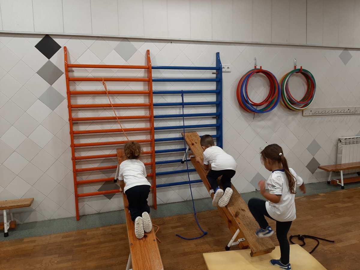 marta_mdc's tweet photo. Els nens i nenes de P4A, gaudeixen als diferents espais de l'aula de psicomotricitat!!
@escolamdcprat https://t.co/qTjUlpgjbf