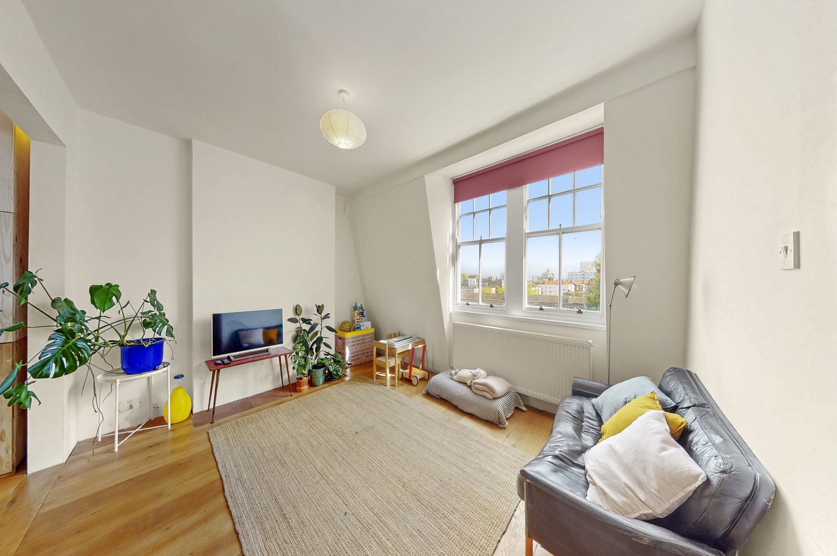 Set within a gated, Grade II Listed building within the Arnold Circus Estates is this extremely large top floor 2 apartment spread over approximately 81.4 square meters.
Full Details
peachproperties.com/property/henle…
