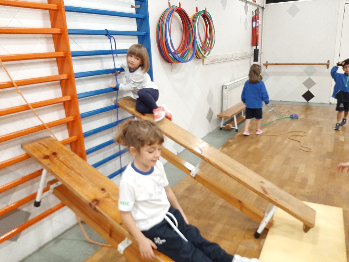 marta_mdc's tweet photo. Els nens i nenes de P4A, gaudeixen als diferents espais de l'aula de psicomotricitat!!
@escolamdcprat https://t.co/qTjUlpgjbf