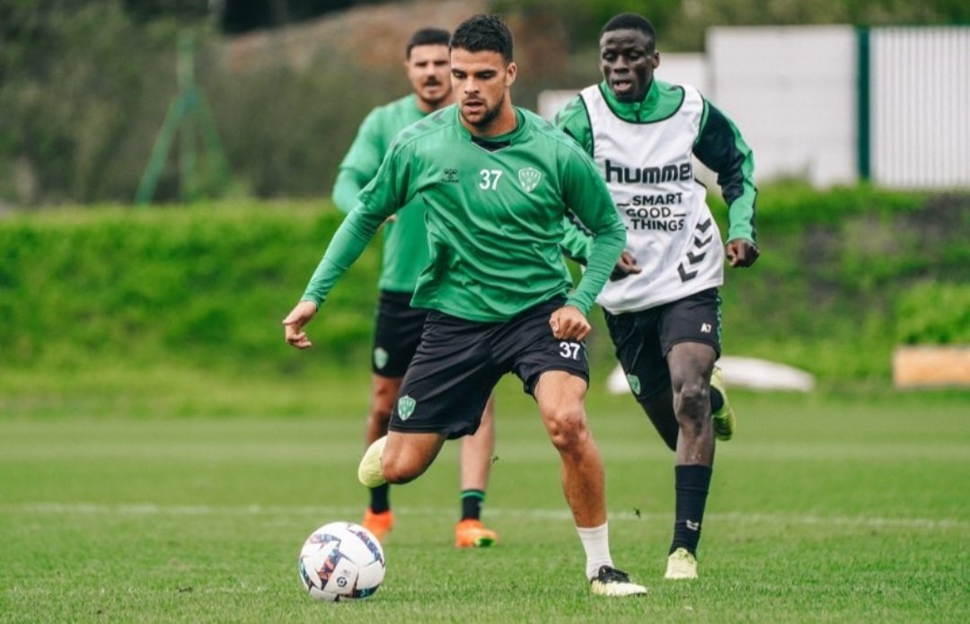 green_prospect's tweet photo. El Hadji #Dieye à l'entraînement avec les pros. Joueur aux qualités physiques importantes (vitesse et endurance). Il a besoin de se remplir après sa blessure au bras mais pourrait avoir son mot à dire dans le groupe dans les semaines à venir. Profil différent de ce qu'on a.
#ASSE https://t.co/DUYG0viVd3
