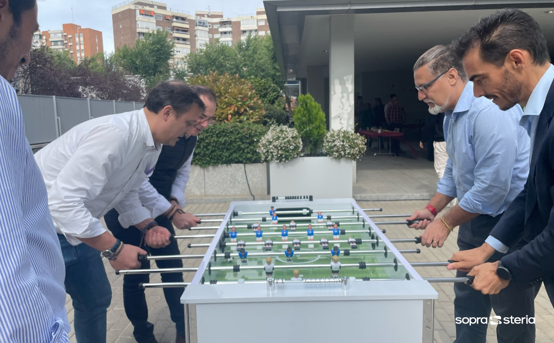 SopraSteria_ES's tweet photo. ¡Éxito total en nuestro primer #EnjoySopraSteria! Una fiesta simultánea en nuestros sites de Madrid, Barcelona, Sevilla, Santander, Bilbao, Valencia y Vitoria, que reunió a más de 1.500 compañeros.
Música, picoteo, futbolines y, más importante, buena compañía. ¡Gracias a todos! https://t.co/LRSi01kjug