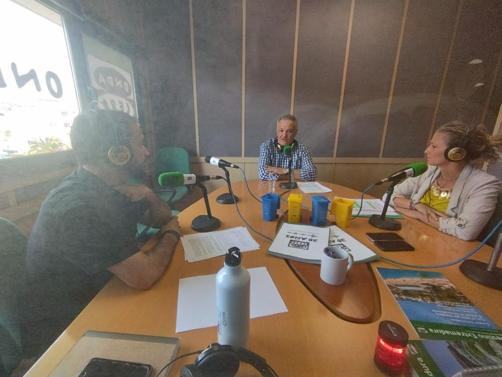 anagalan131's tweet photo. Esta mañana en @ondaceromerida junto a @Transicion_eco de la Junta de Extremadura dando a  conocer la campaña “El Mundo”🌎 @ecoembes y poniendo en valor la importancia del reciclaje en el ámbito de la Economía Circular. https://t.co/KHmz9xU0C3