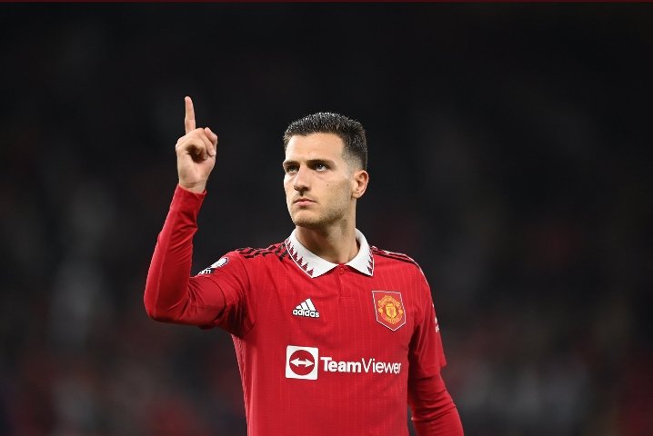 Been told Diogo Dalot contract with Manchester United also includes an option [club side] to extend current deal until June 2024 🚨🇵🇹 #MUFC

Dalot, always been top professional - now performing at great level.

🔴 New contract, proposals rejected and more