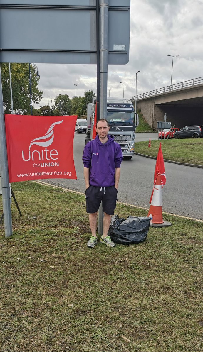 UsdawK227's tweet photo. Great road trip down to #LiverpoolDocks this afternoon to send solidarity from the Shopworkers of @UsdawUnion to the @Unite_NorthWest Members on strike there!

We stand with you, Comrades!

YOU WILL WIN!

@unitetheunion #Solidarity #LiverpoolDocksStrike https://t.co/2YUekVHHLq