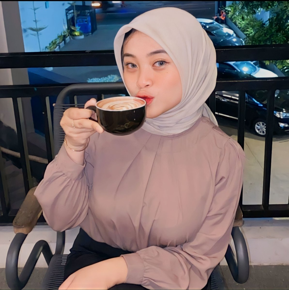 kamu lebih suka kopi apa susu? kalo aku sih lebih suka kamu 😜
#malamjumat