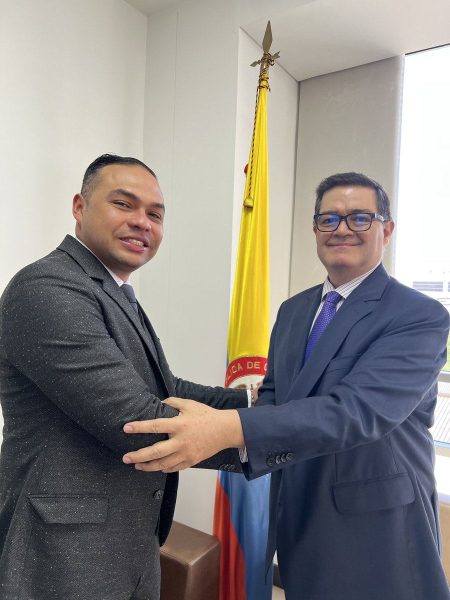 SuperVigilancia's tweet photo. El dr. Orlando Clavijo Clavijo agradece a todos los vigilados su disposición para hacer realidad grandes logros que exigía el sector. Asimismo, le desea al dr. Alfonso Manzur, Superintendente de Vigilancia y Seguridad Privada muchos éxitos en su gestión por esta industria. https://t.co/ataptug7K3