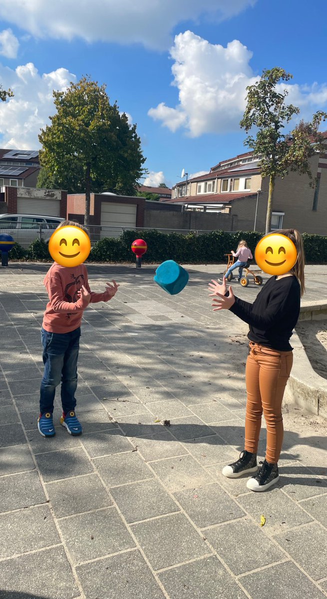 MissMorgan_SF's tweet photo. Today’s extra hands with group 6A and 6C at De Terp. We practiced spelling words! Guess the word and catch the ball whilst spelling words aloud. Good job everyone! @SuchFunDB https://t.co/4Ao4d7IobE