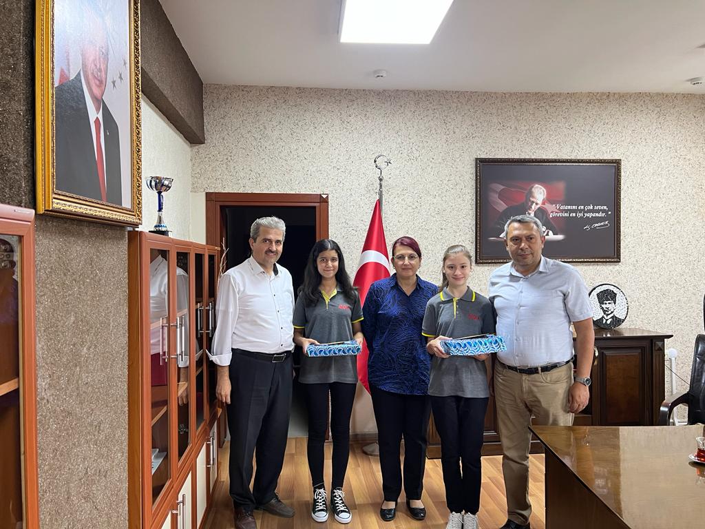 İncirliova Kaymakamımız Sayın Canan HANÇER BAŞTÜRK; Bursluluk Sınavını Kazanan Cemal Gürbüz Atik Ortaokulu Öğrencilerine Hediyeler Takdim Etti.
meb.ai/NJLQg8
<a href="/seyfullah0966/">Seyfullah OKUMUŞ</a> <a href="/Aydin_MEM/">Aydın İl Millî Eğitim Müdürlüğü</a> <a href="/AydinMemArge/">Aydın İl Mem Ar-Ge</a> @Mustafa040174