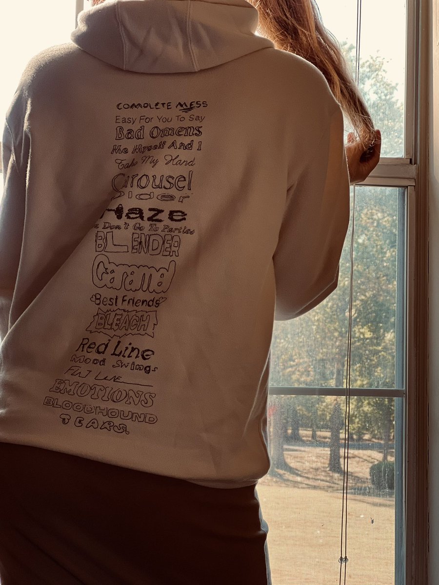 lb_luvs_mochi's tweet photo. Did y’all know @5SOS has a new album out and it’s called #5SOS5 and they are so close to being number one in the UK and number 2 in the US and that you can buy the album now??? But not this hoodie cause it’s sold out 💅🏽
#5SecondsofSummer
#5SOSFam
#5SOSmerch https://t.co/ES7PtpBxjL