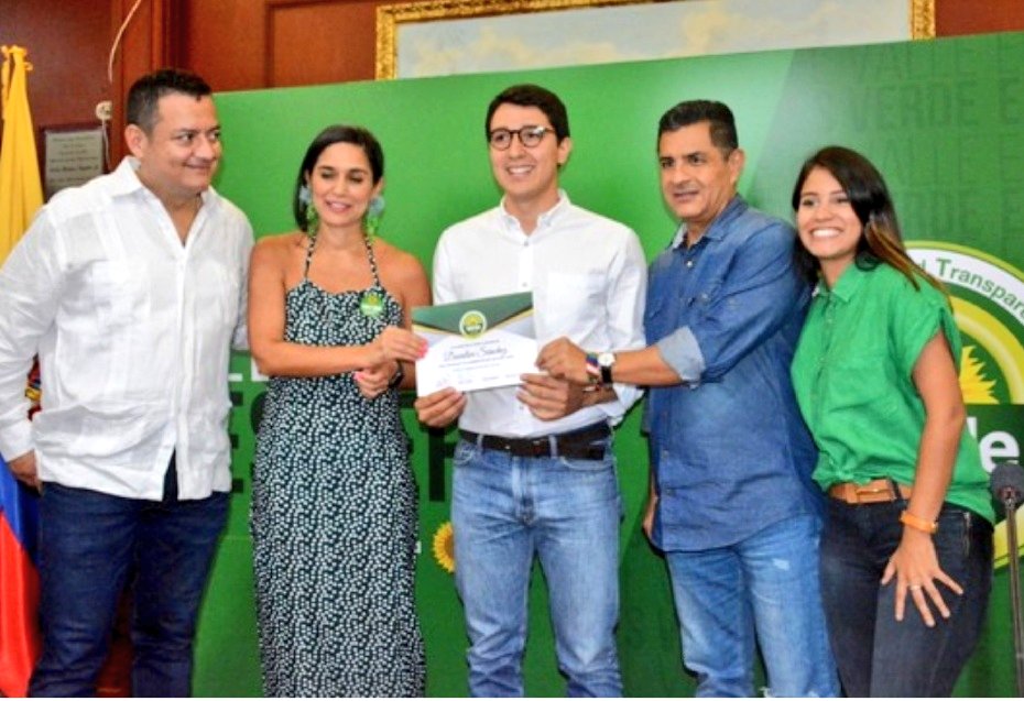 NOspinenACali's tweet photo. @LAMONJACALI @ConcejoCali @PartidoVerdeCoL @MIMORENOS @TerryHurtado @JorgeIvanOspina #EsProductoNacional el cinismo y descaro de #políticos que llevan 3 años comiendo de #Alcaldía de #Ospina y pensando en #Elecciones2023 los puñalean 🗡 Creen que #ElPueblo es estupido y se les cobrara en las urnas. Ustedes le votaron positivo EMPRESTITO y más locuras #TerryBle https://t.co/1OLeK73VKU