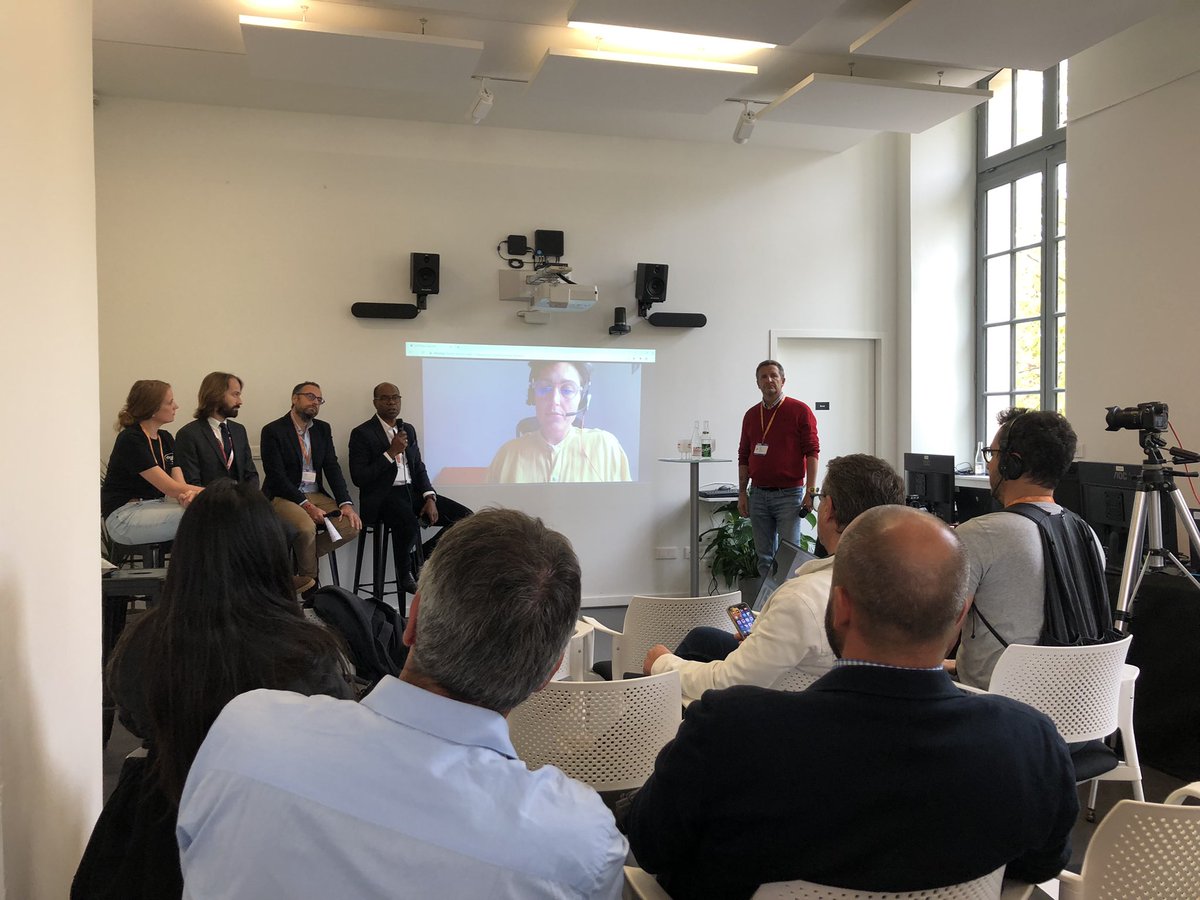 ChrisCasta574's tweet photo. Les nouveaux usages de la 5G, et du haut débit en général : tests et recherche expérimentale sur le Living Lab 5G présentés par Gemma Morral Adell @SNCF_Digital à la #MeleeNum aujourd’hui 
#574occitanie https://t.co/X7xAHiII8J