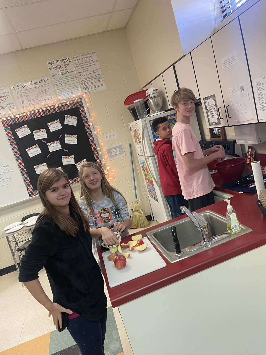 teenlifechms's tweet photo. Food lab day is always a favorite! 😋 Today we made Toffee Bits Apple Dip after researching the nutritional value of apples and different careers in food and nutrition. #EDP #careerexploration #STEAM https://t.co/NPZsFzJ7xB