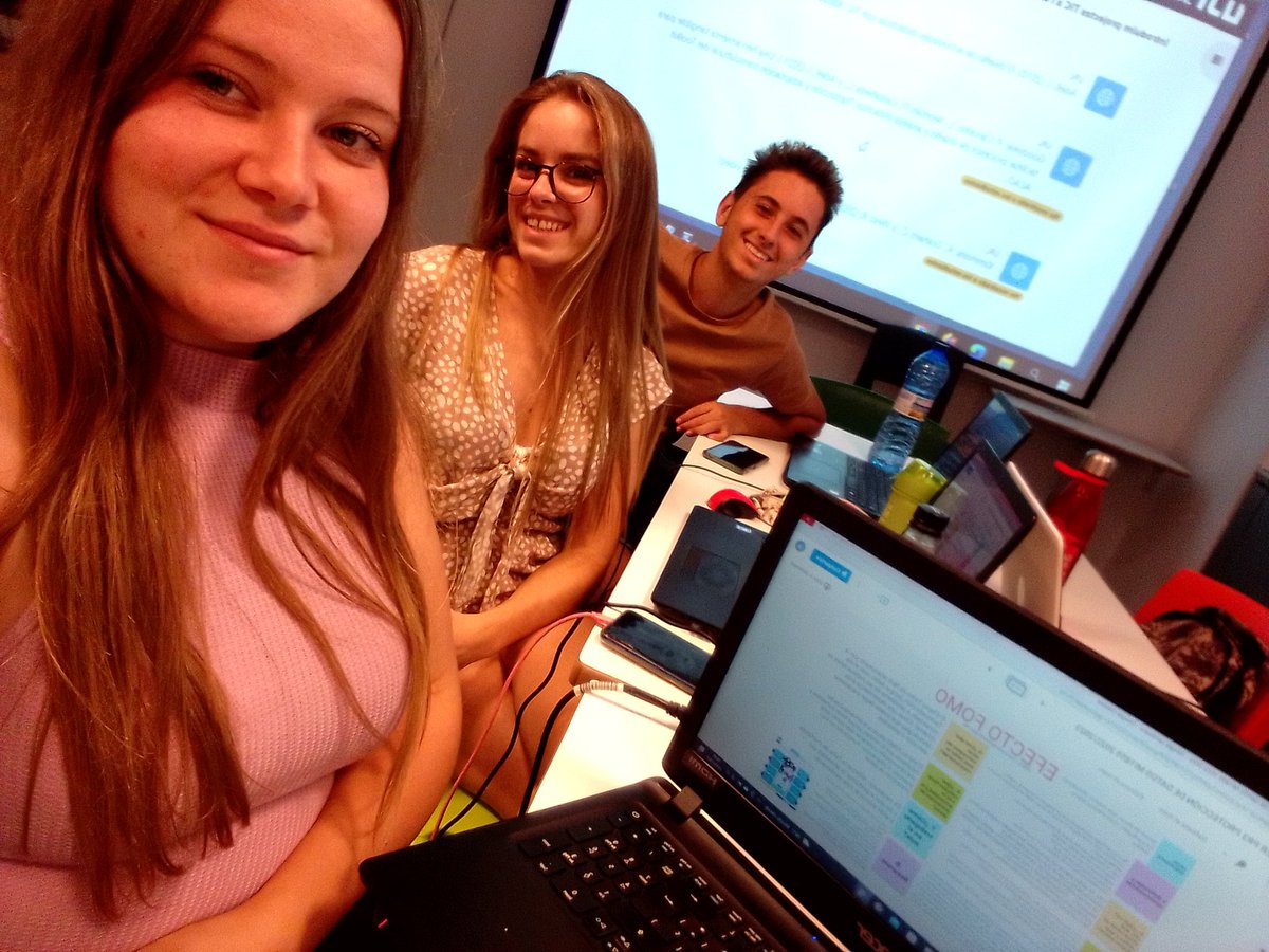 AiidaMonfort's tweet photo. En clase de TIC aprendiendo más sobre lo que es el efecto FOMO. 
#MI1855B
@srta_bartle @BuceroQuique https://t.co/0Dnn5msdRg
