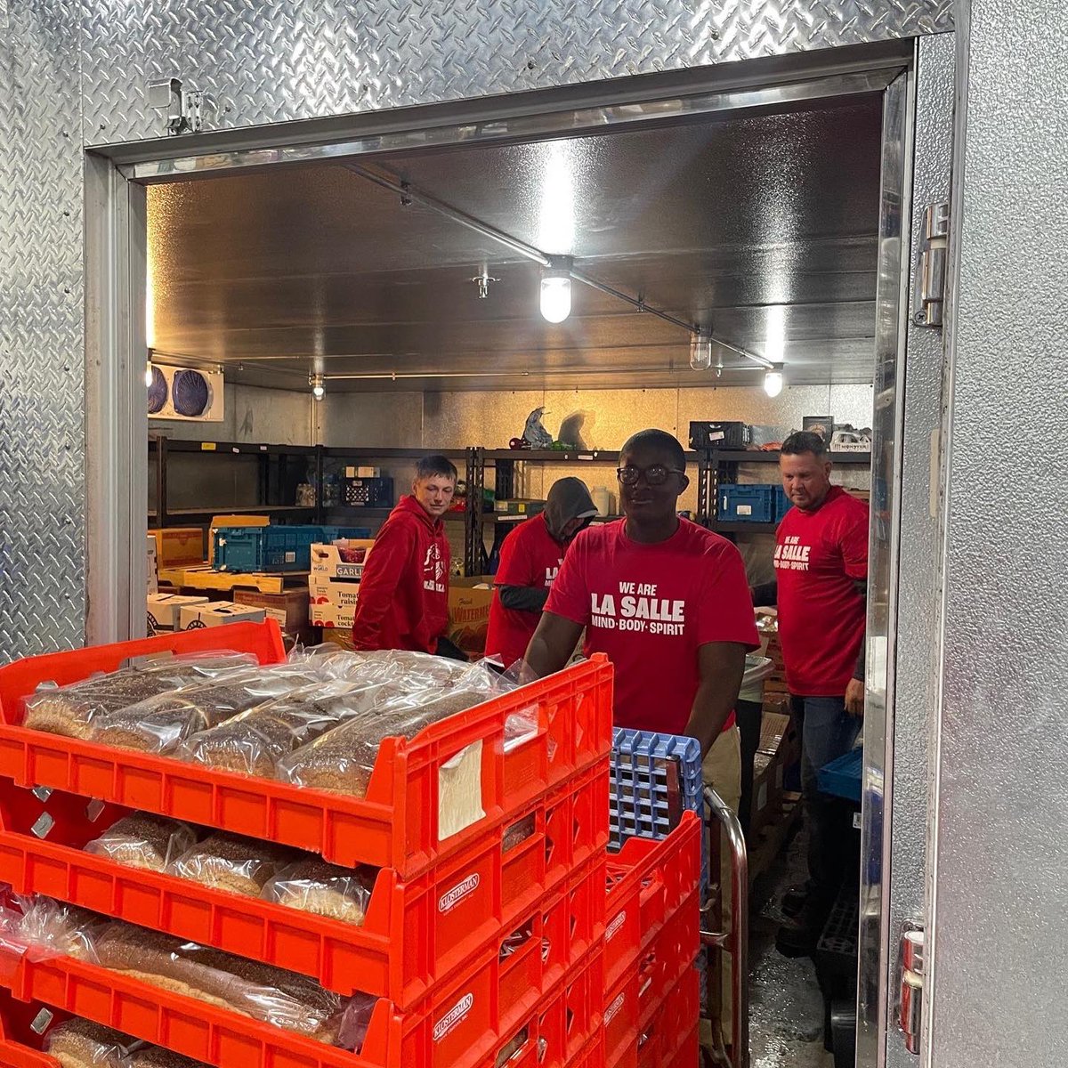 LaSallePride's tweet photo. Last week, half of our freshman class along with their fathers, set out to service sites across the city to participate in a day of service together. #calledtoserve #FDR1 https://t.co/DfR67zLAhh