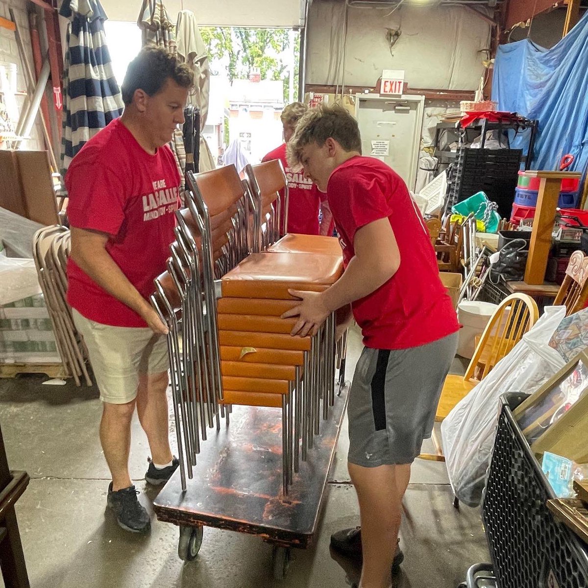 LaSallePride's tweet photo. Last week, half of our freshman class along with their fathers, set out to service sites across the city to participate in a day of service together. #calledtoserve #FDR1 https://t.co/DfR67zLAhh