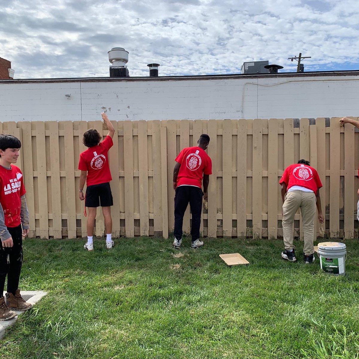 LaSallePride's tweet photo. Last week, half of our freshman class along with their fathers, set out to service sites across the city to participate in a day of service together. #calledtoserve #FDR1 https://t.co/DfR67zLAhh