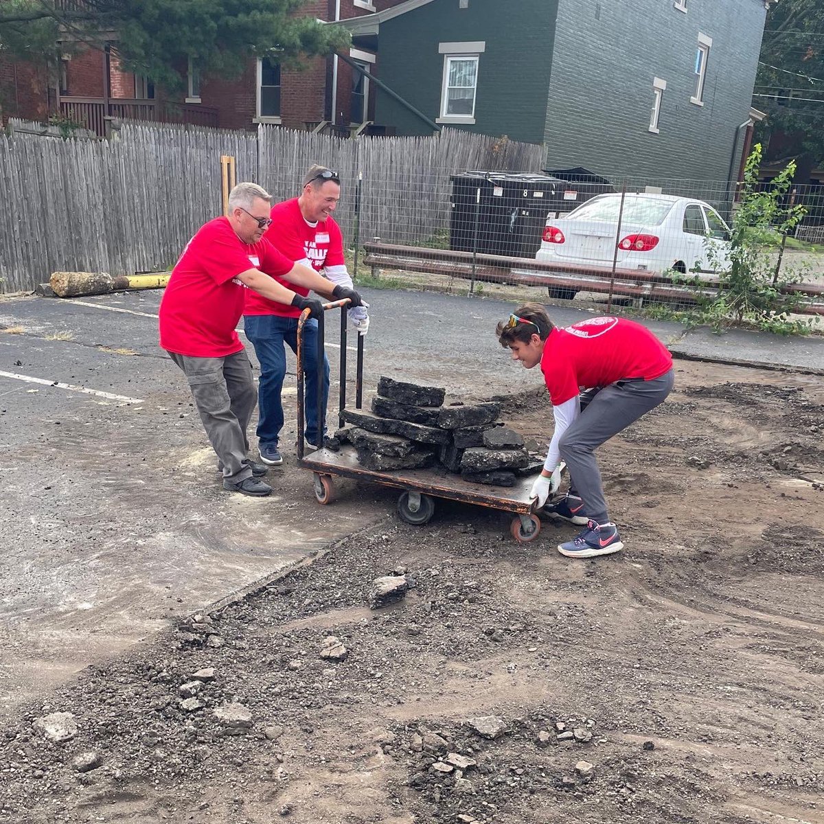 LaSallePride's tweet photo. Last week, half of our freshman class along with their fathers, set out to service sites across the city to participate in a day of service together. #calledtoserve #FDR1 https://t.co/DfR67zLAhh