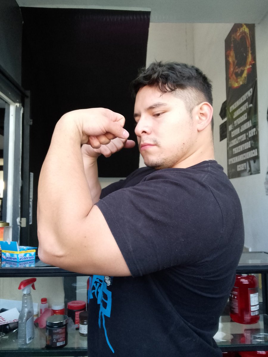 jo_DavZepBra's tweet photo. Modo serio
#Flex #musclepose #bigguns #bigarms https://t.co/ZxDG4bsRhZ