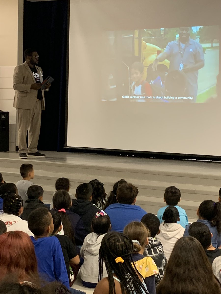 1124missliz's tweet photo. College Week 2022 with our  @AikinEagles hearing from the amazing man himself, @Curtisjenkinstx Thank you for your encouraging words to our students this morning! Our kids heard you!♥️☺️ @RISDcounselors @RichardsonISD @RISDStudentSer1 @ACongdonedu @MsElisaAnthony https://t.co/oZCtq7bXrQ