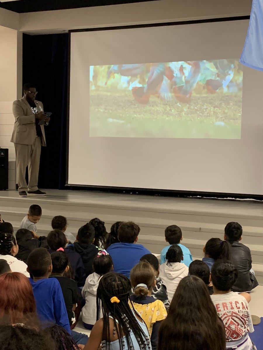 1124missliz's tweet photo. College Week 2022 with our  @AikinEagles hearing from the amazing man himself, @Curtisjenkinstx Thank you for your encouraging words to our students this morning! Our kids heard you!♥️☺️ @RISDcounselors @RichardsonISD @RISDStudentSer1 @ACongdonedu @MsElisaAnthony https://t.co/oZCtq7bXrQ