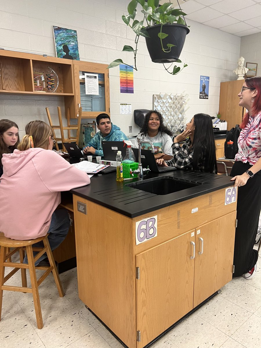 studentofedu's tweet photo. Mrs. Janssen Biology class did, not 1 but 2 labs yesterday during class. I love that her students are learning about enzymes through experimentation. 🧬🦠 #jayrob #bulldogs https://t.co/zt5THajBRU
