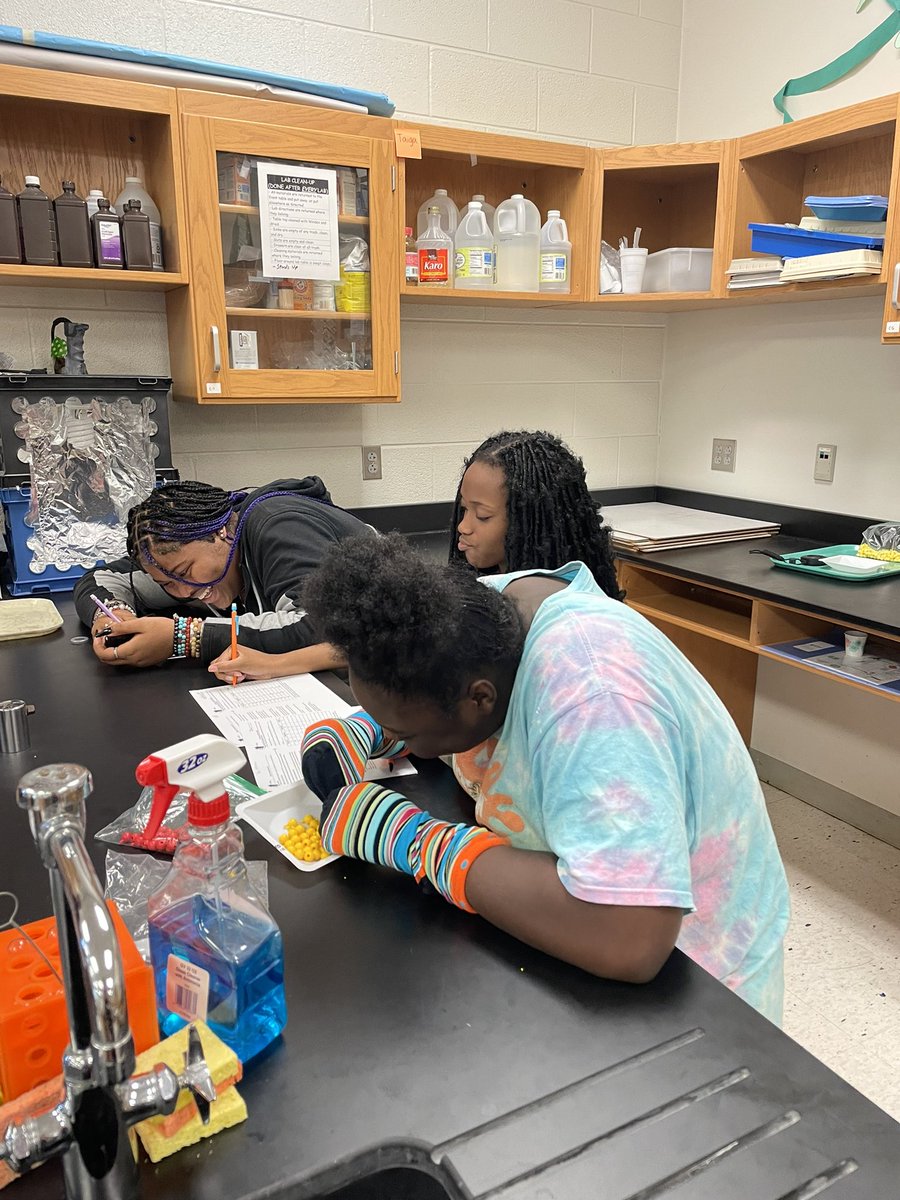 studentofedu's tweet photo. Mrs. Janssen Biology class did, not 1 but 2 labs yesterday during class. I love that her students are learning about enzymes through experimentation. 🧬🦠 #jayrob #bulldogs https://t.co/zt5THajBRU