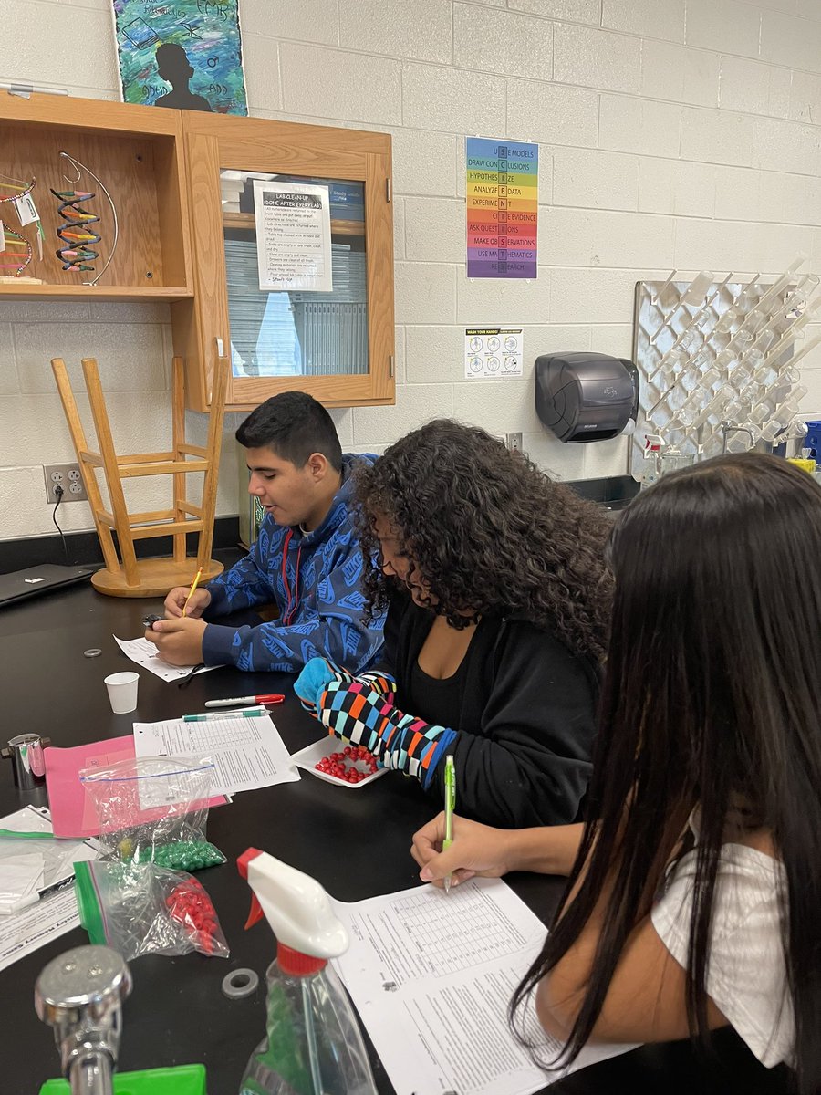 studentofedu's tweet photo. Mrs. Janssen Biology class did, not 1 but 2 labs yesterday during class. I love that her students are learning about enzymes through experimentation. 🧬🦠 #jayrob #bulldogs https://t.co/zt5THajBRU