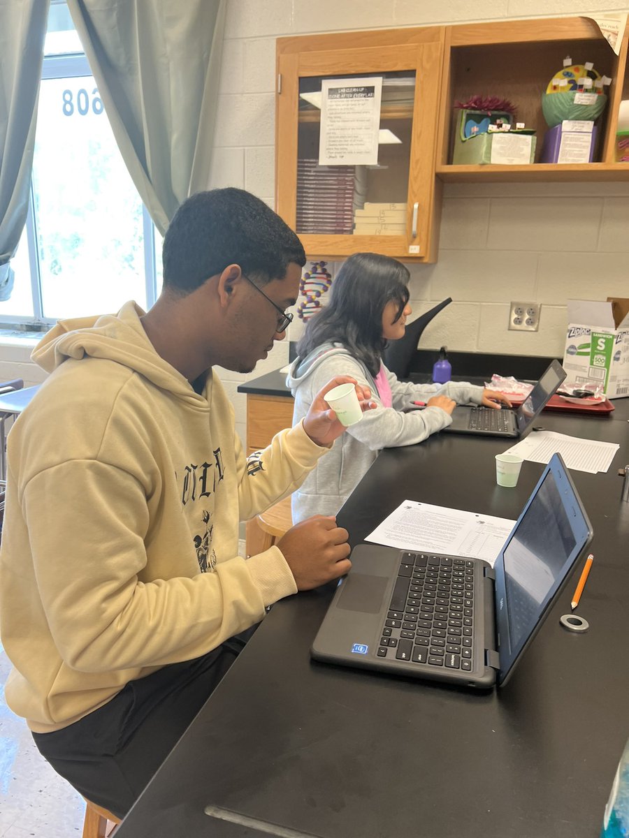 studentofedu's tweet photo. Mrs. Janssen Biology class did, not 1 but 2 labs yesterday during class. I love that her students are learning about enzymes through experimentation. 🧬🦠 #jayrob #bulldogs https://t.co/zt5THajBRU
