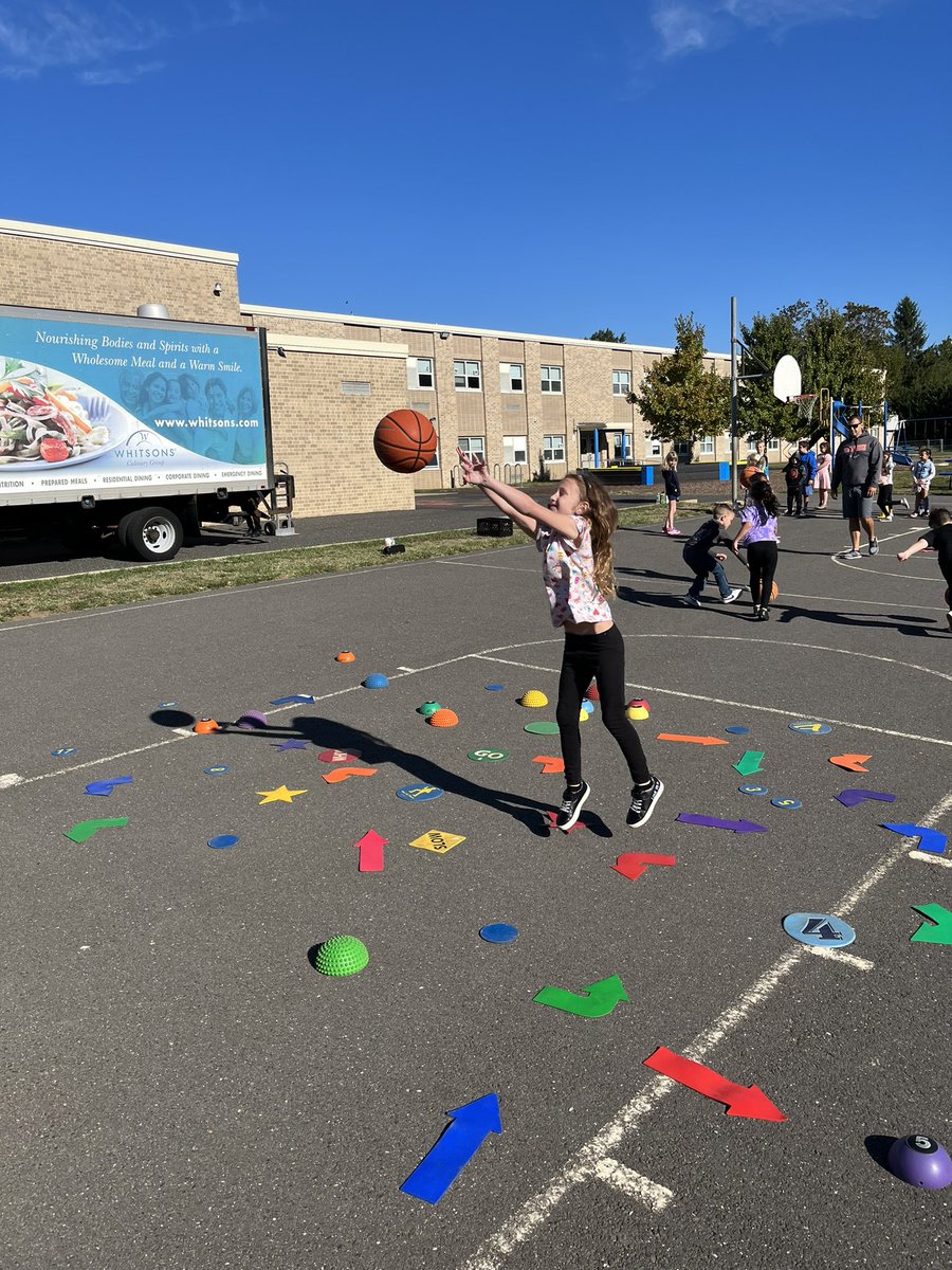JaneSieg's tweet photo. Another gorgeous day @NewMonmouthElem for #secondgrade Spot Basketball @MrAlessiMiddPE @TaraGarzone @MrsDOrozco #mtpspride #teamwork #sportsmansip #skills #fun #smiles https://t.co/QFTsJO2eNN