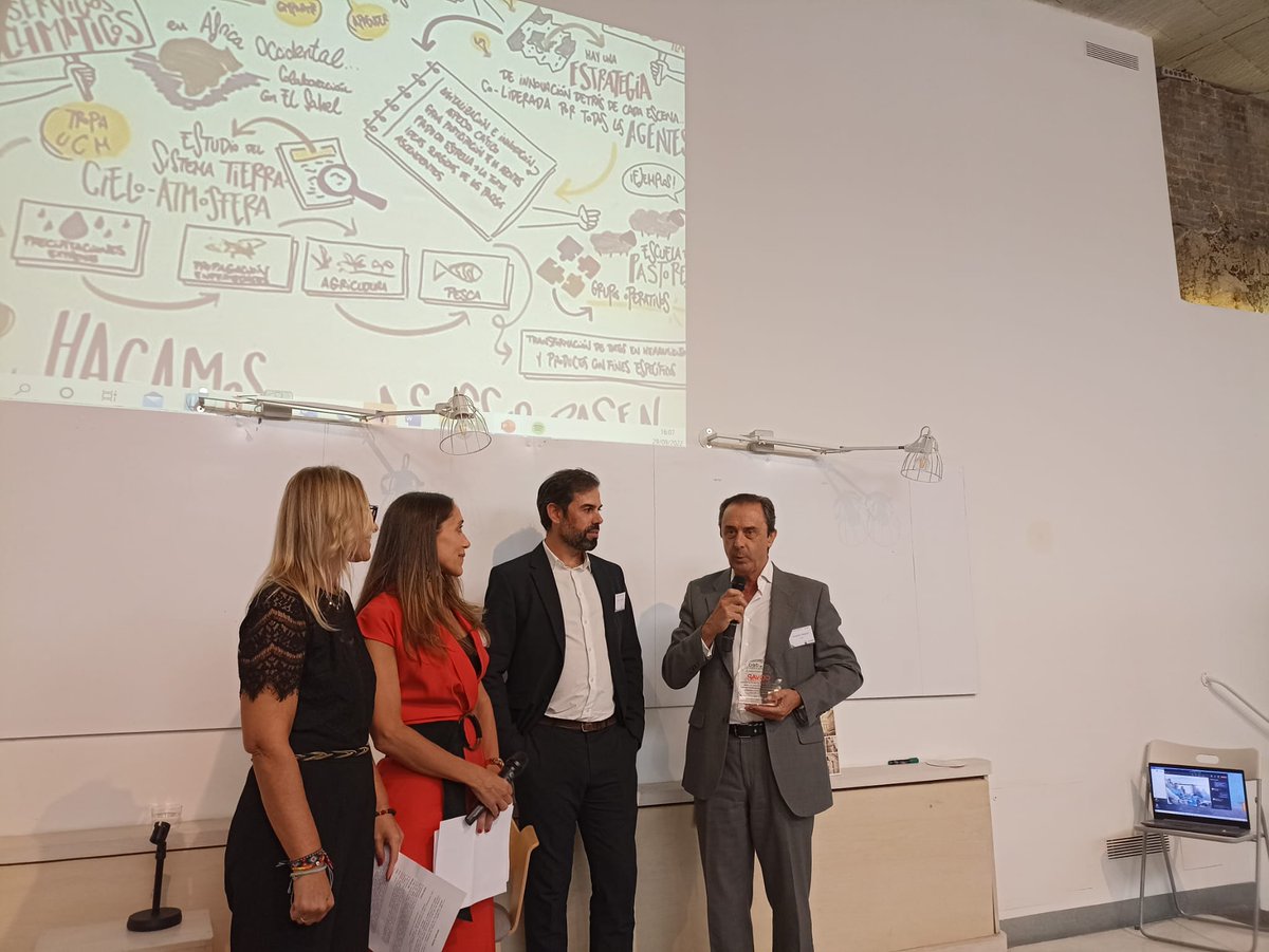 CoopsAgroES's tweet photo. Participamos en el VII Encuentro Nacional de Agripoolers @acodea_ Ricardo Delgado presidente de @Covap recibe el premio 2022 por su implicación y la colaboración de los profesionales de la #cooperativa desde 2014 en numerosas misiones de capacitación en países latinoamericanos. https://t.co/cqlUof7v1p