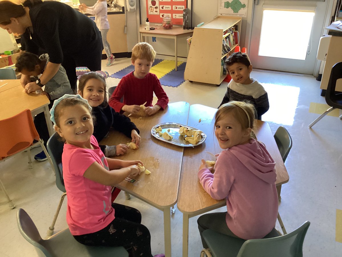 mrs_a_miner's tweet image. 🍏Apple Inquiry Fun!🍎
Today  we  learned  all  about  the  life  cycle  of  an  apple,  parts  of  an  apple  and  we  made  #homemadeapplesauce Our  kiddos  cant  wait  to  dig  in  during  last  snack!  #inquirybasedlearning #mrsminerskindergartens @OLOGGators