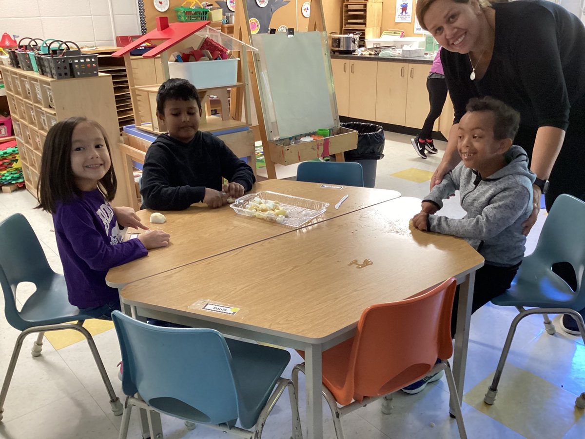 mrs_a_miner's tweet image. 🍏Apple Inquiry Fun!🍎
Today  we  learned  all  about  the  life  cycle  of  an  apple,  parts  of  an  apple  and  we  made  #homemadeapplesauce Our  kiddos  cant  wait  to  dig  in  during  last  snack!  #inquirybasedlearning #mrsminerskindergartens @OLOGGators
