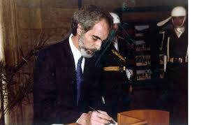 Petrol baronları ve fetönün hedefindeki Cumhurbaşkanı
Ebulfez Elçibey :

Azerbaycan Cumhurbaşkanı seçilen Ebulfez Elçibey,ilk yurt dışı seyahatini, 24-27 Haziran 1992 tarihlerinde Türkiye'ye yaptı. Hayranı olduğu Atatürk'ü ziyaret etti ve Anıtkabir şeref defterine şunu yazdı: