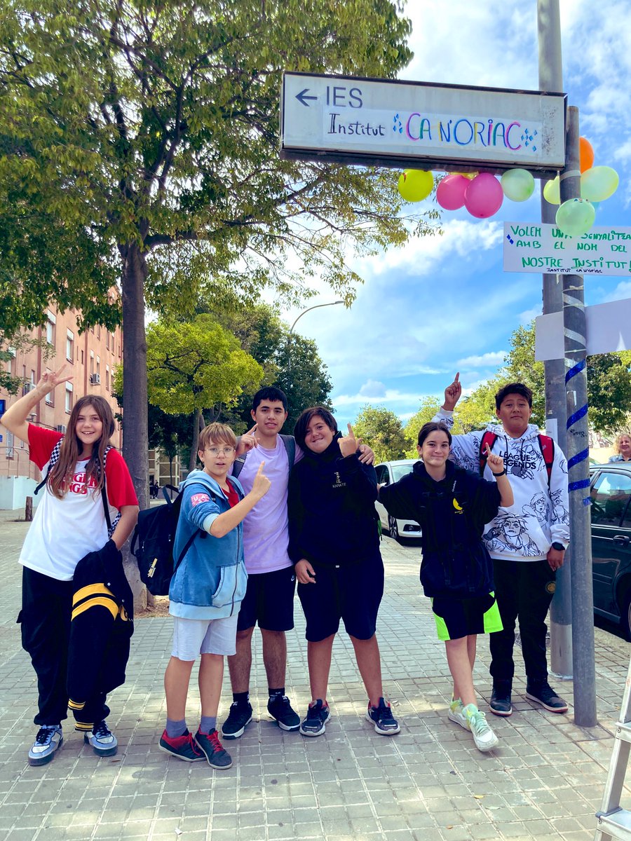 inscanoriac's tweet photo. Espais creatius com #artTinkering permeten transformar i visibilitzar coses que poden ser millorades de formes creatives i divertides per part de l’alumnat.
Fa 5 cursos que l’@inscanoriac està en marxa i encara no hi ha  cap senyalització @Aj_Sabadell que indiqui on som. https://t.co/95QiQ2kdoH