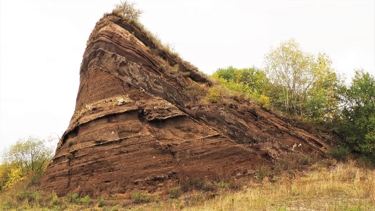 Exkursion am 08.10. in die feurige Vergangenheit der West-Eifel
In der Westeifel gibt es mehr als 240 vulkanische Ausbruchspunkte, die die Landschaft prägen. Lernen Sie die Eifel im herbstlichen Ambiente von ihrer schönsten Seite kennen. 
Infos unter  vhs-leverkusen.de