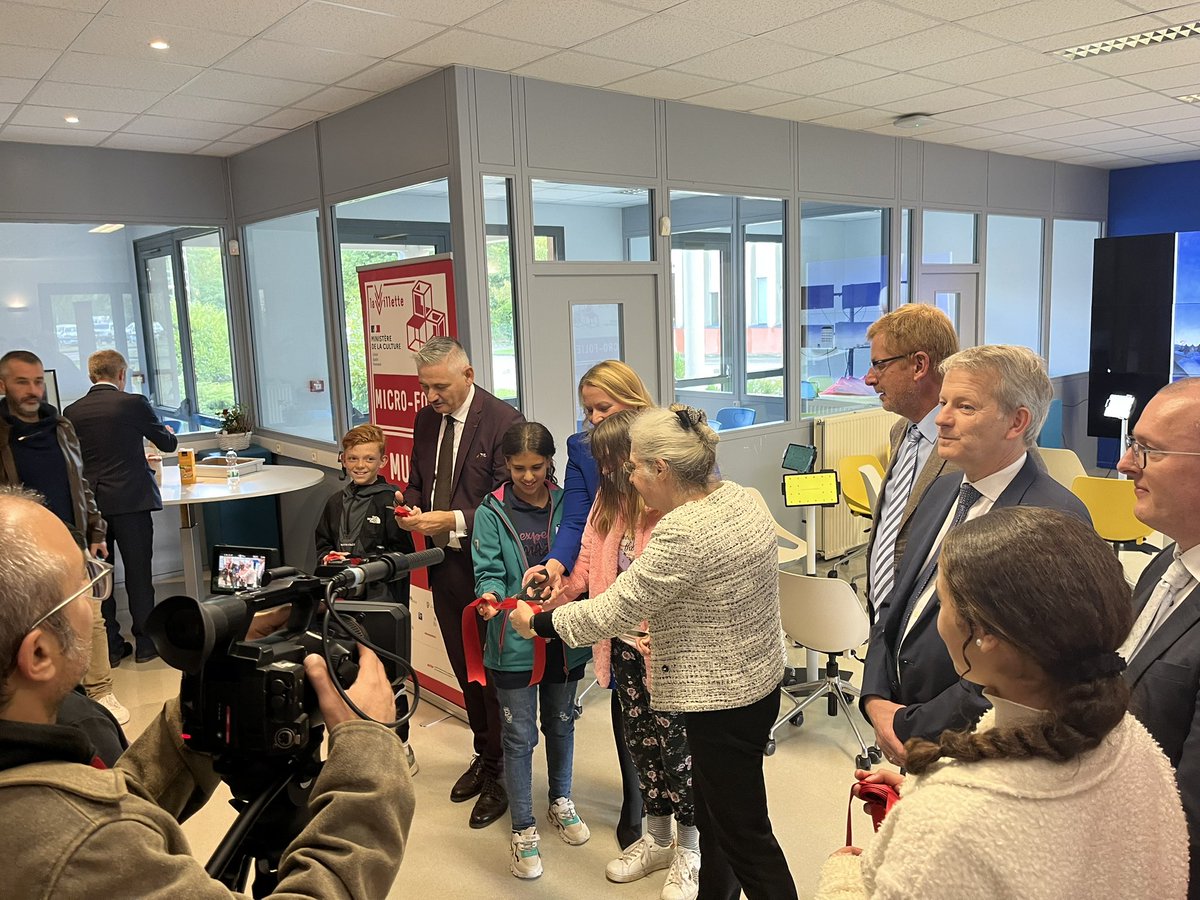 LanzerotiSandr1's tweet photo. Présentation du GTP #realite_virtuelle de la @dane_nancy_metz des potentialités de la VR à la délégation officielle présente pour inaugurer la Micro-folie du territoire de Forbach: des pistes inédites pour développer des projets culturels et linguistiques... https://t.co/bykdeW7LOE