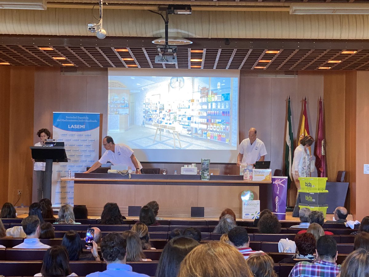 LASEMI_es's tweet photo. Eulalia Avila Vocal de #lasemi
Francisco Marin Vocal 1º y Alberto Virues Secretario del @COFCadiz nos enseñan cómo se debe recepciones correctamente un #medicamentoindividualizado y hacer una correcta dispensación y seguimiento del paciente https://t.co/mHpPelc18b