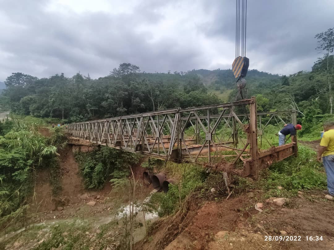 #EnFotos 📸 || Así avanzan los trabajos de desmontaje del puente Los Naranjos que será trasladado a Río Casanay, municipio Andrés Mata. Ardua labor que realiza el equipo de @Puentes_Cagua. 

@GPintoVzla
<a href="/NicolasMaduro/">Nicolás Maduro</a>

#VenezuelaInexpugnable