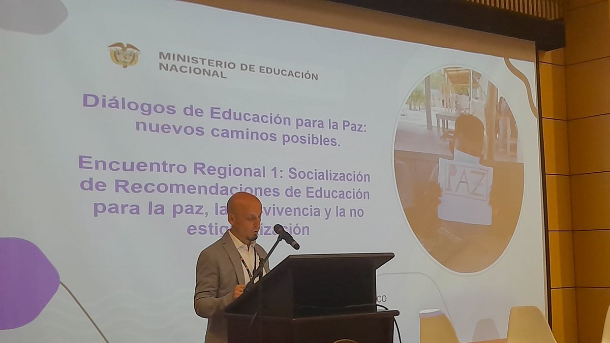 NRC_LAC's tweet photo. "La ausencia de infraestructura e inversión en educación rural es un combustible para perpetuar el conflicto en #Colombia. La educación debe formar parte integral de la llegada del Estado a zonas rurales olvidadas." Juan Gabriel Wells director país NRC. https://t.co/dpfAlV3RzD