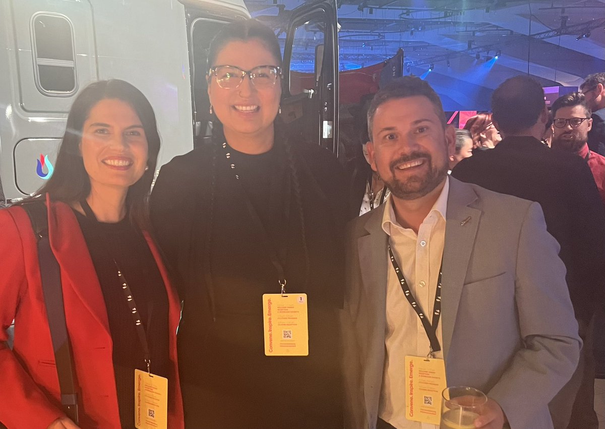 LisaBaroldi's tweet photo. Collisions at #forwardslashyeg by @EdmontonGlobal. There were relationships built and deals done. The beauty of being in person and in a dynamic space! @indigenousbox @malloryyawnghwe @BeeCleanCanada @matthewross_ https://t.co/ICVNqFfBld