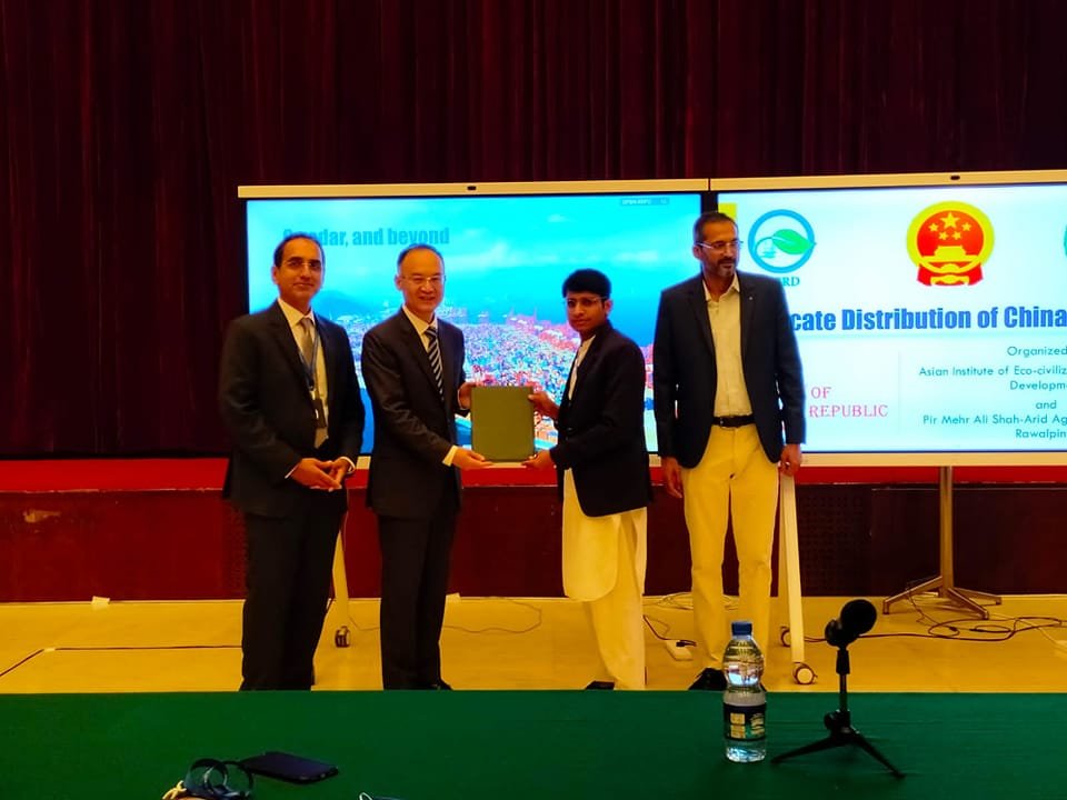 EngrChZeeshan's tweet photo. Receiving #china_fellowship certificate from H.E #Nong_Rong #Ambassador_of_china.
چینی سفیر برائے پاکستان سے چینی فیلو شپ کی سند موصول کرتے ہوئے ۔ https://t.co/gKvw47BzFG