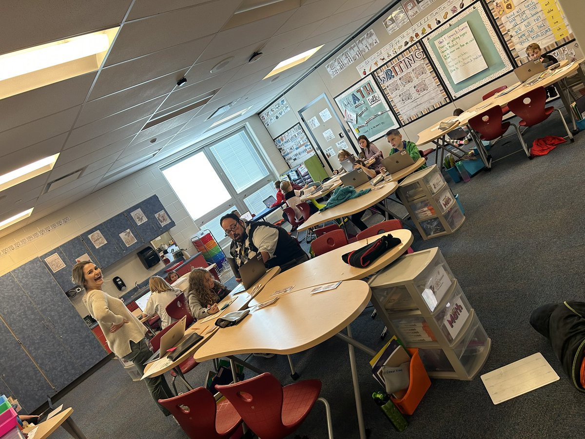VESAsstPrin's tweet photo. Admins in the classrooms today! ❤️@WesTeaches @SailorsVES https://t.co/FVfUiLXz05