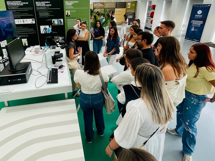 isabial_iis's tweet photo. 👩‍🔬La subdirectora científica de @isabial_iis Cristina Alenda explica a las personas interesadas el trabajo que se realiza en Anatomía Patológica en SCI-DATES

Ven al taller "Asómate al mundo del microscopio de la enfermedad. Del diagnóstico al tratamiento"🔬

#SCIDATES #ISABIAL https://t.co/FoxEngJUwT