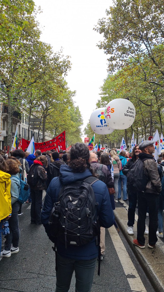 En pleine manif pour la #Greve29Septembre : on dénonce la situation dans les écoles, collèges et lycées ✊️