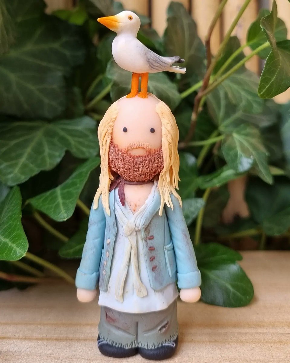 FandomClay's tweet photo. "Karl conveys his warm regards, Captain."
.
Well lookie here! I've got a finish for you this fine Thursday ๐ Buttons and Karl have now joined our crew!
#OurFlagMeansDeath #ofmd #buttons #OFMDbuttons #OFMDfanart #karltheseagull #polymerclay #miniature https://t.co/xFZWlGBdi7