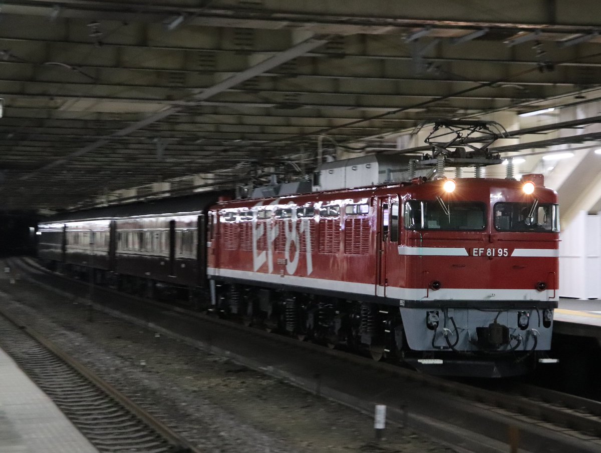 EF81 95②＋旧客3両 熊谷を23:41に通過しました。