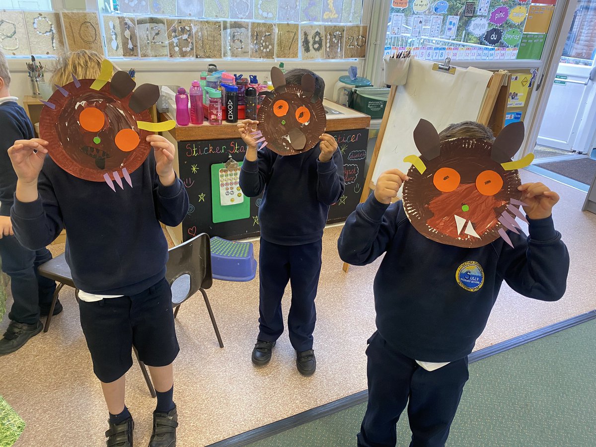 SullyPS's tweet photo. βHis eyes are orange, his tongue is black; He has purple prickles all over his back.β #LAReception #TheGruffalo https://t.co/Ji4SefIMV6